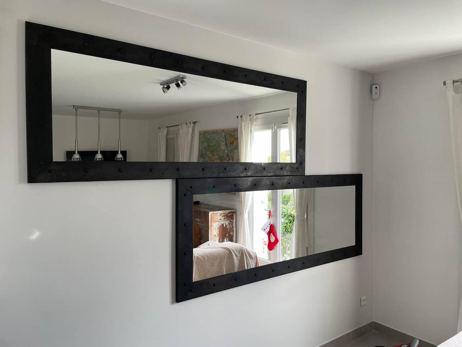 Modification de portes bois en miroirs avec cadre en fer style riveté à Châteauneuf les Martigues