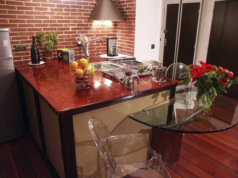 Création d'un plan de travail de cuisine avec table en verre à Aix en Provence