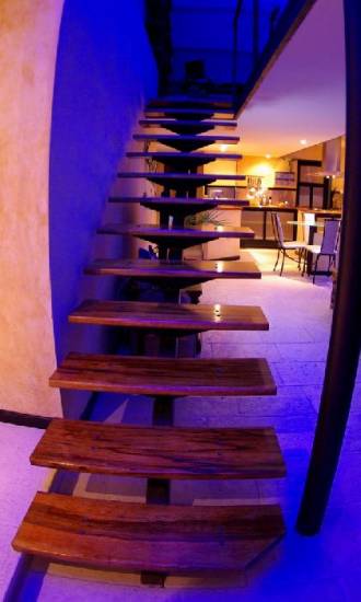 Conception et pose d'un escalier en acier traité et marches en bois à Port de Bouc